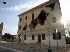casa pericolante con mura crollate a causa da terremoto