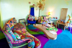 il soggiorno della casa di Apryl Miller con il divano dai colori accesissimi a fantasia patchwork