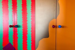 Ante di armadi decorate con colori asimmetrici e pomelli tutti diversi ed originali, realizzate da Apryl Miller
