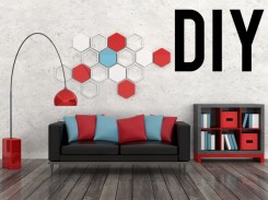 living DIY - (atl) Fotografia di un salotto arredato di nero, rosso, azzurro con divano, libreria, lume e una decorazione da muro.