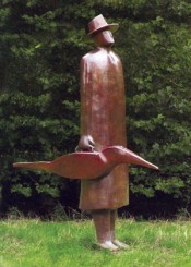 Una scultura di Folon: un uomo con in mano una valigetta a forma di uccello