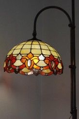 Un esempio moderno di lampada da terra in stile liberty con cappello in vetro colorato, motivo floreale
