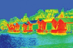 Un'immagine in termografia evidenzia la dispersione di calore di casette che affacciano sul lago