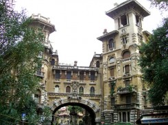 Roma, quartiere Coppedè , facciata del palazzo d'entrata (progetto del 1922)