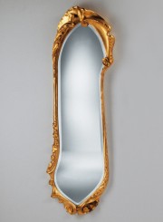 Specchio in rovere massiccio,  verniciato o rivestito in foglia d'oro zecchino.