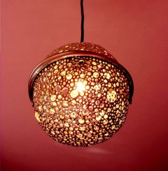 lampadario realizzato con due stampi del parrozzo, tipico dolce abruzzese
