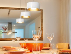 3 luci sospese direttamente sul tavolo da pranzo: sono le Cantara Glas dell'azienda tedesca Bruck