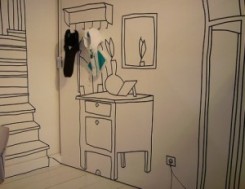 una parete con disegnato un mobile, uno specchio, un attaccapanni con dei veri cappelli appesi