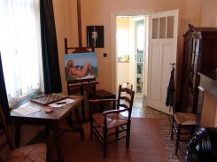 Lo studio di Magritte: il suo tavolo da lavoro, il cavalletto con uno dei suoi dipinti