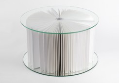 un tavolo realizzato con due dischi di vetro e pagine di carta