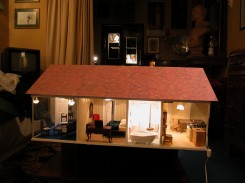 Totale della casa in miniatura di G. Pietroniro con le luci accese