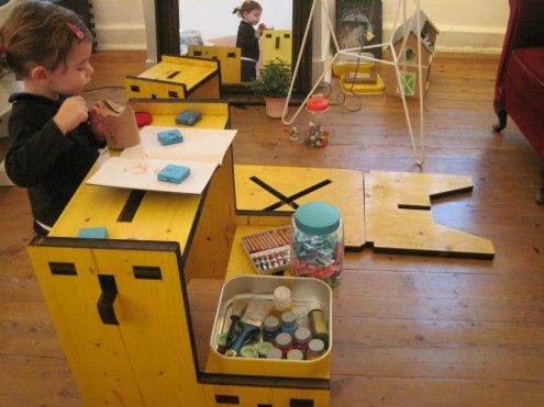 Una bambina gioca nella sua cameretta, realizzata con mobili Muzzle