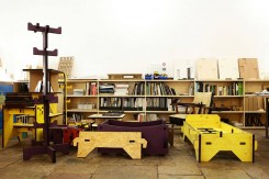 Alcuni esempi  della famiglia di mobili per bambini Muzzle: libreria, letto, tavoli, attaccapanni