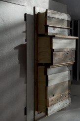 La Quercia 21: particolare dei cassetti, con pannelli frontali provenienti da legni recuperati