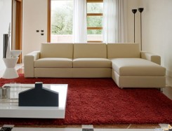 Nuovo divano bianco in appartamento ristrutturato