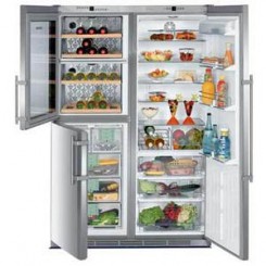 immagine di frigorifero con congelatore aperti