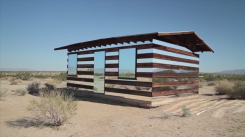 Lucid Stead, la baracca nel deserto di legno e specchi. Le pareti specchianti di giorno riflettono il paesaggio desertico circostante. 