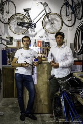  I fratelli Andreoli: Fabio il meccanico (a sinistra) e Claudio l’artista (a destra); i due sono in piedi davanti al bancone, circondati da biciclette e attrezzi da meccanico Foto di Sebastiano Luciano