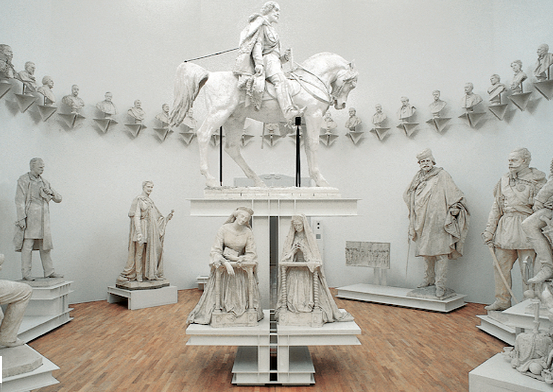 I gessi originali del monumento a Cavour: il colossale ritratto a figura intera di re Vittorio Emanuele II e il monumento a Garibaldi