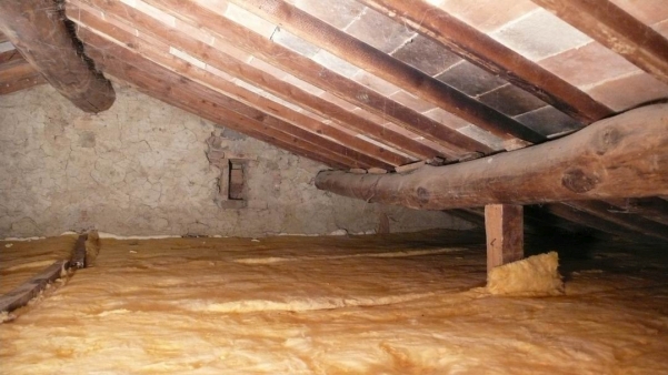idee per ristrutturare una casa in campagna: lana di vetro (indigesta ai topi) posata sopra il soffitto