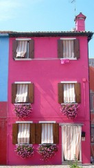comodato d'uso di bene immobile una casa su 3 piani dipinta di rosa