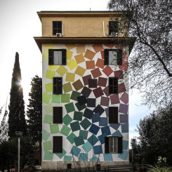 mural colorato sull’intera facciata della palazzina che rappresenta tanti rettangoli colorati posti uno accanto all’altro in scala cromatica