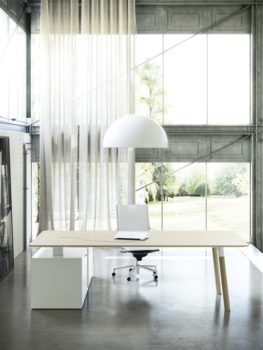 Workplace 3.0: novità arredamento per ufficio scrivania sedia e luce bianca Woods di Fantoni