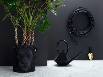 vasi e accessori di design per piante Collezione Diamond di Garden Glory comprende vaso a forma di testa di leone, innaffiato, paletta e tubo per irrigare