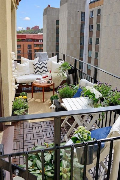 arredare un piccolo balcone: sedie, tavolini, piante