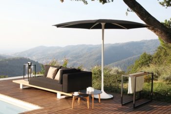 Arredare terrazzo e giardino con mobili di design come l'ombrellone PALMA prodotto da Royal Botania