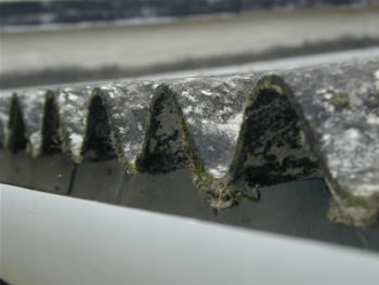 auto-rimozione dell'amianto è possibile in Piemonte. nella foto, tettoia in amianto