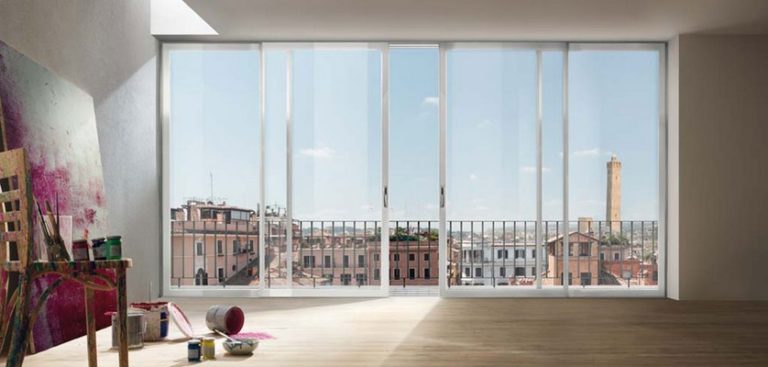 finestre ampie in casa un affaccio con finestre ampie scorrevoli sulla città di Firenze