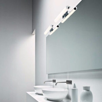 bagno accessori e luci lavabo con grande specchio e luci posizionate in alto