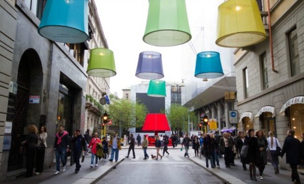 Fuorisalone Milano Design Week, 2016 una strada con enormi lampade colorate appese ai cavi elettrici