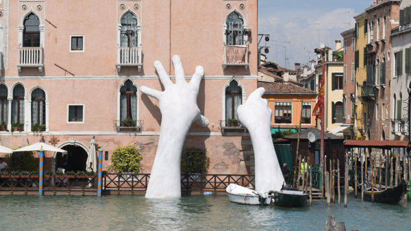 Biennale Architettura Venezia 2018 FOTO installazione Support di Lorenzo Quinn