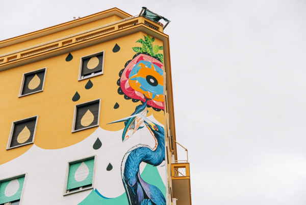 Roma, street-art mangia smog Foto Particolare del murale in pittura ecosostenibile su un palazzo