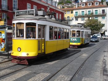 comprare casa all'estero con mutuo: tram nel centro di Lisbona