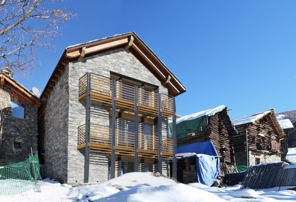 Uso della paglia in edilizia: foto Casa di paglia Novello in Valle d'Aosta