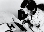 Pasolini con la sua macchina per scrivere lettera 22 di Olivetti