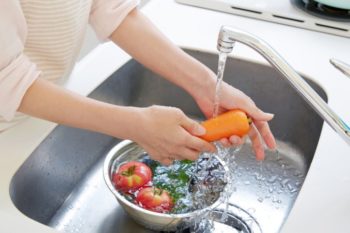 evitare sprechi di acqua in casa come lavare le verdure