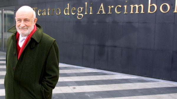 architetto Vittorio Gregotti davanti Teatro Arcimboldi di Milano