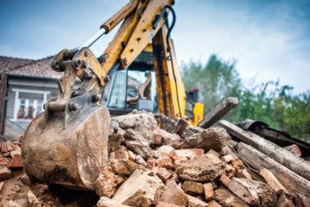 sismabonus per interventi demolizione ricostruzione: escavatore rimuove macerie