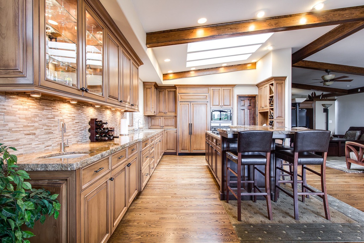 arredamento in legno di un grande soggiorno: zone cucina, pranzo e salotto
