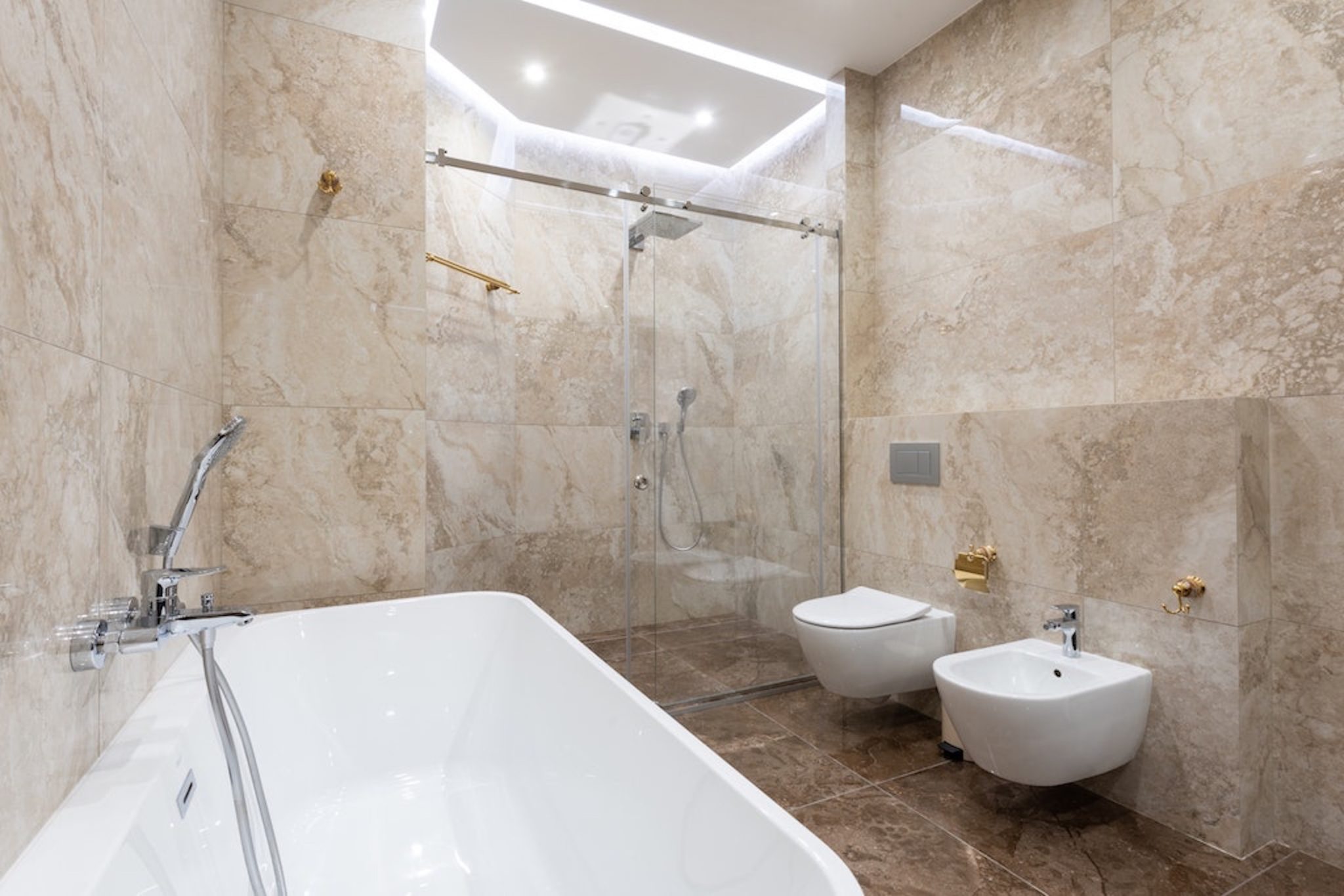 Gres effetto marmo per un bagno elegante e moderno - CasaNoi Blog