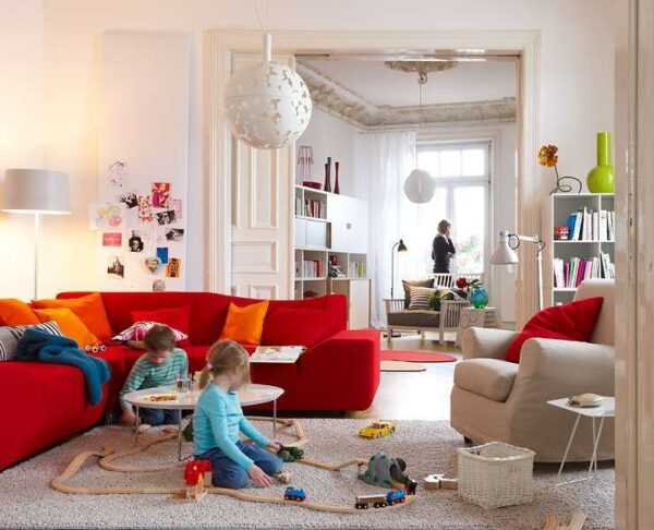 soggiorno con divano e bambini